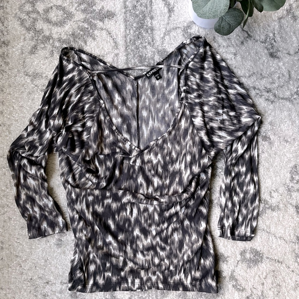 Express Deep V Tee ✺ Size XS